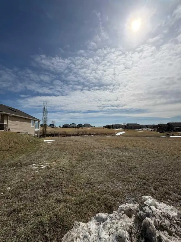 709 Whispering Greens AVE, Vulcan, AB T0L 2B0