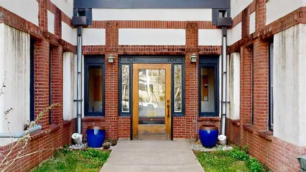 228 S Summit #C-5, Iowa City, IA 52240