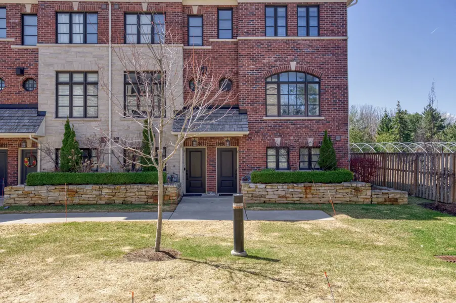 2029 Queensborough Gate, Mississauga, ON L5M 0Y1