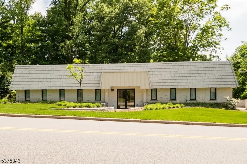 132 W Greenbrook Rd, North Caldwell Boro, NJ 07006