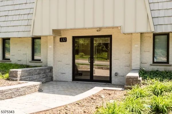 132 W Greenbrook Rd, North Caldwell Boro, NJ 07006