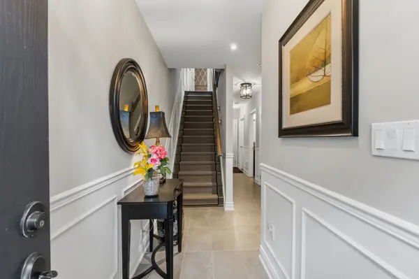 2029 Queensborough Gate, Mississauga, ON L5M 0Y1