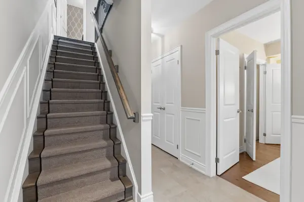 2029 Queensborough Gate, Mississauga, ON L5M 0Y1