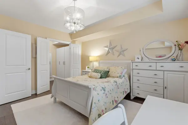 2029 Queensborough Gate, Mississauga, ON L5M 0Y1