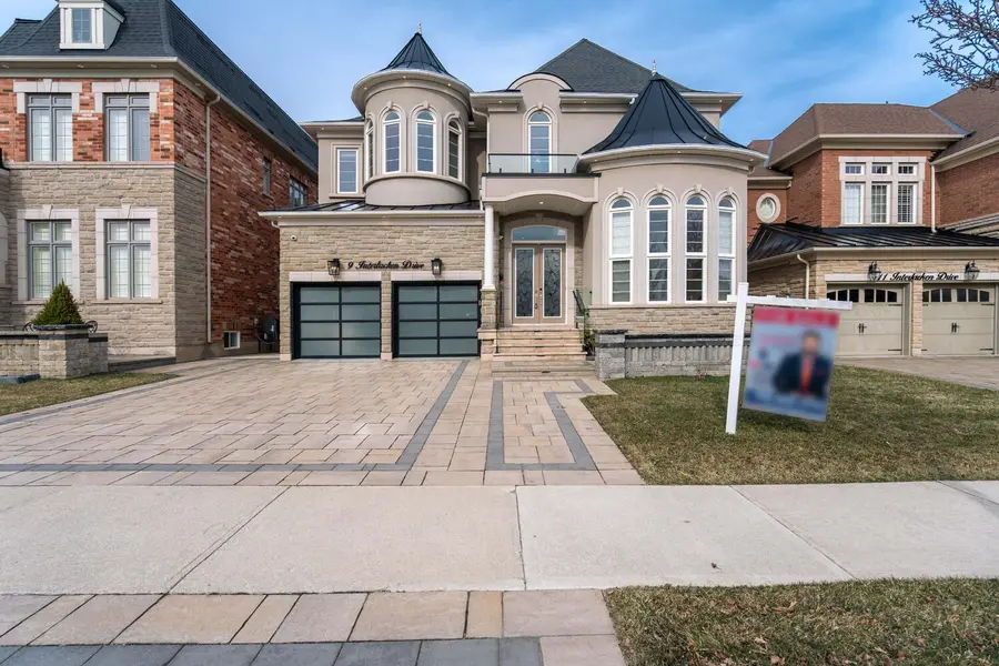 9 Interlacken DR, Brampton, ON L6X 0Y1