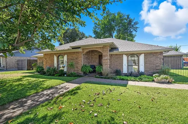 3901 Lynnwood Drive, Rowlett, TX 75088