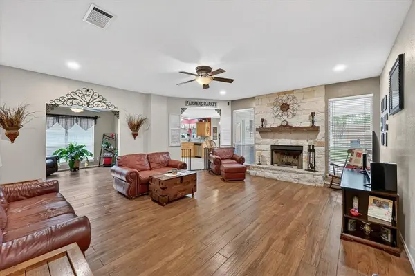 582 Tanglewood Drive, Burleson, TX 76028