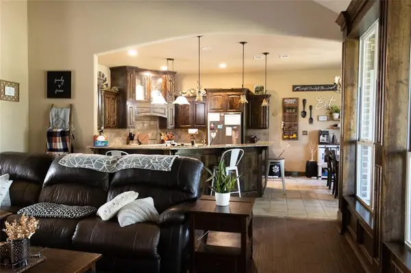 108 Oak Creek Drive, Springtown, TX 76082