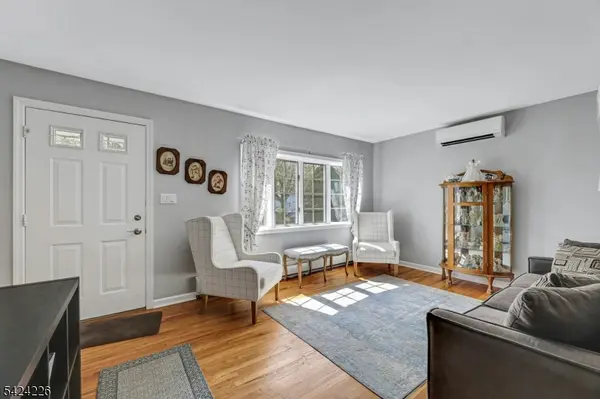 16 Maple Hill Rd, Clifton City, NJ 07013