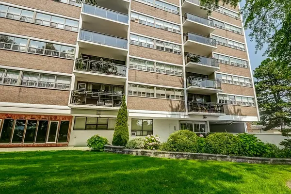 212 Kerr ST #601, Oakville, ON L6K 3B1
