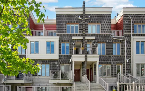 90 Eastwood Park GDNS #20, Toronto W06, ON M8W 0B2