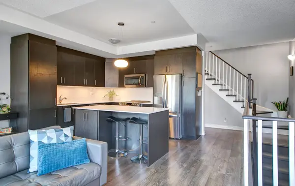 90 Eastwood Park GDNS #20, Toronto W06, ON M8W 0B2