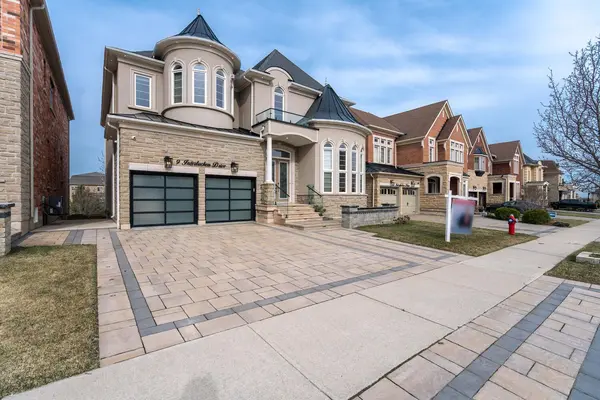 9 Interlacken DR, Brampton, ON L6X 0Y1