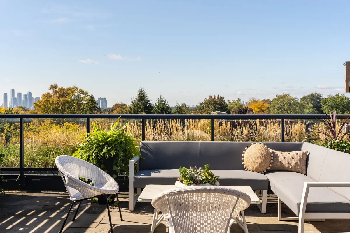 35 Wabash AVE #321, Toronto W01, ON M6R 0A9