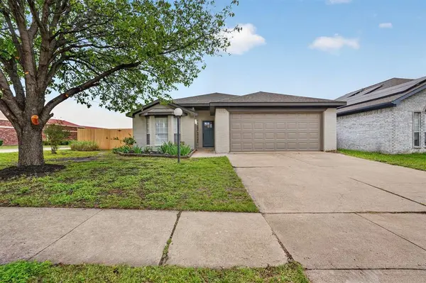 8194 Waterside Trail, Fort Worth, TX 76137