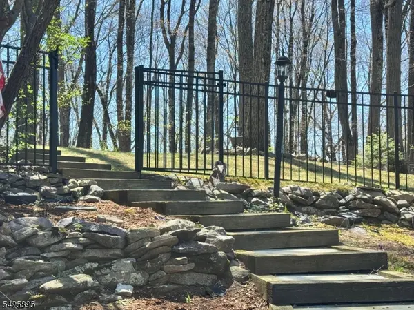 32 Saint Bernards Rd, Rockaway Twp., NJ 07885