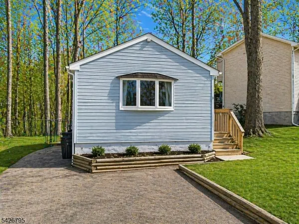 5 Geneva Trl, Hopatcong Boro, NJ 07843