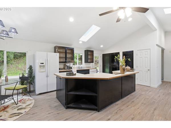 39465 LITTLE FALL CREEK RD, Fall Creek, OR 97438