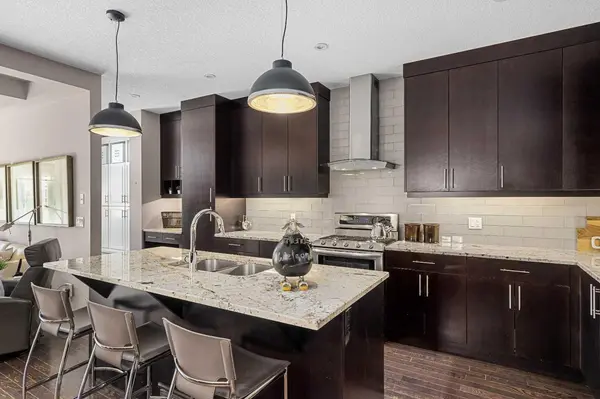 521 9 AVE NE, Calgary, AB T2E 0W2