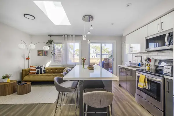 49 Beatrice ST, Toronto C01, ON M6J 2T2