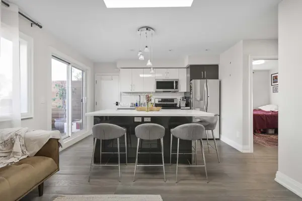 49 Beatrice ST, Toronto C01, ON M6J 2T2