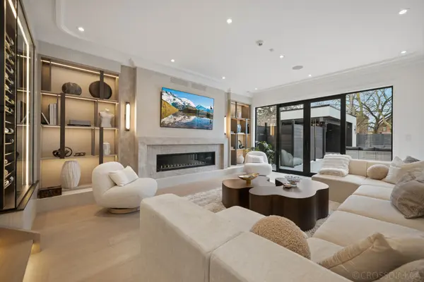 238 Melrose AVE N, Toronto C04, ON M5M 1Z1