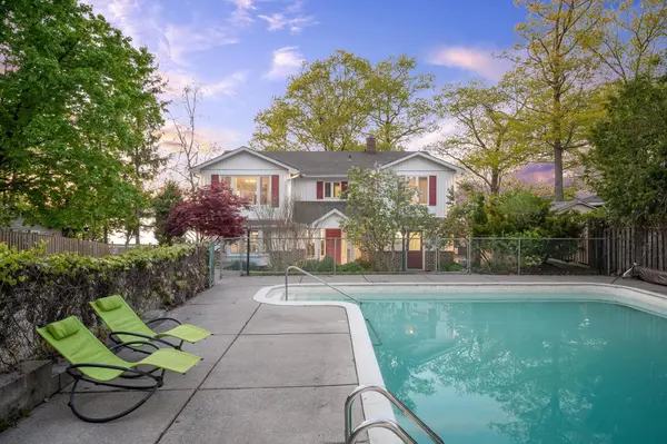 10 White Oaks RD, Barrie, ON L4N 4C1