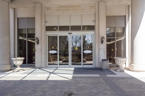 25 Kingsbridge Garden CIR #616, Mississauga, ON L5R 4B1