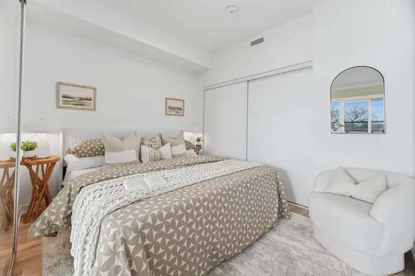 1660 Bloor ST W #708, Toronto W02, ON M6P 1A8