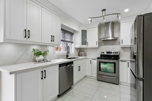 6769 Gracefield DR, Mississauga, ON L5N 6T5