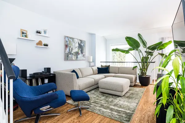 128 Pickwick DR, Barrhaven, ON K2J 3C7