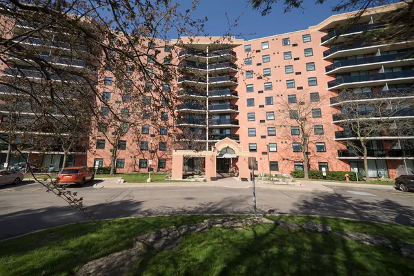 9 Bonheur CT #715, Brantford, ON N3P 1Z5