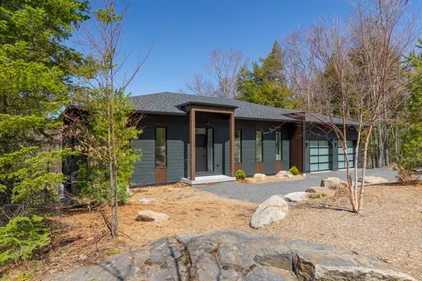 25 Deerhurst Highlands DR, Huntsville, ON P1H 1B1