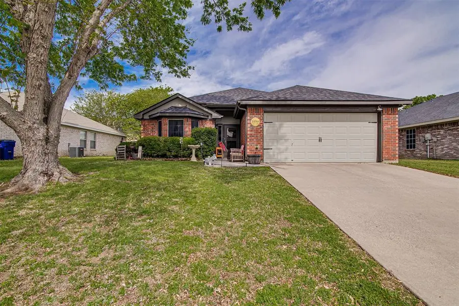 1054 Vaden Avenue, Burleson, TX 76028