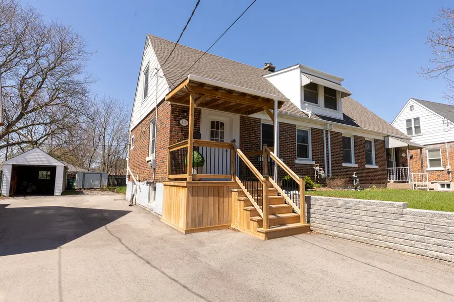 110 Lorne CRES, Kitchener, ON N2M 3Y5