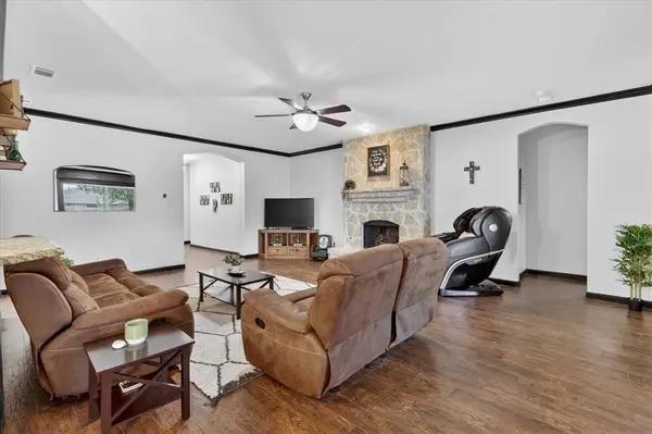 924 Chestnut Lane, Saginaw, TX 76179