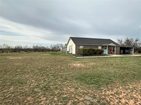 634 Mccartney Lane, Tye, TX 79563
