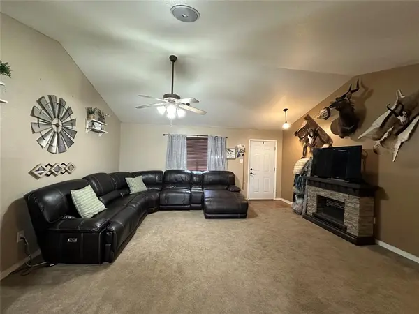 634 Mccartney Lane, Tye, TX 79563