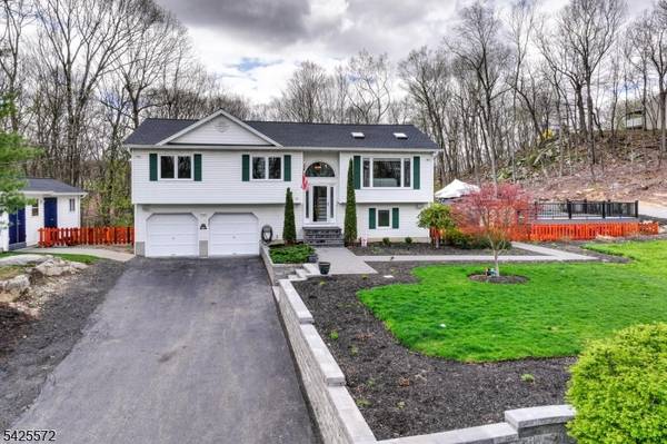 61 Lakeside Dr NW, Vernon Twp., NJ 07461