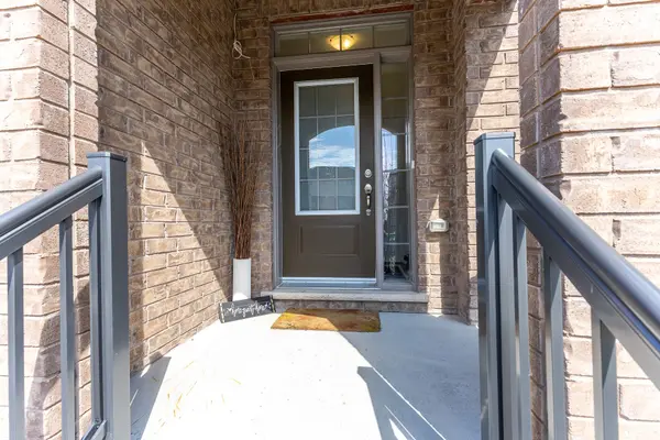 130 Ice Palace CRES, Oshawa, ON L1H 7K4