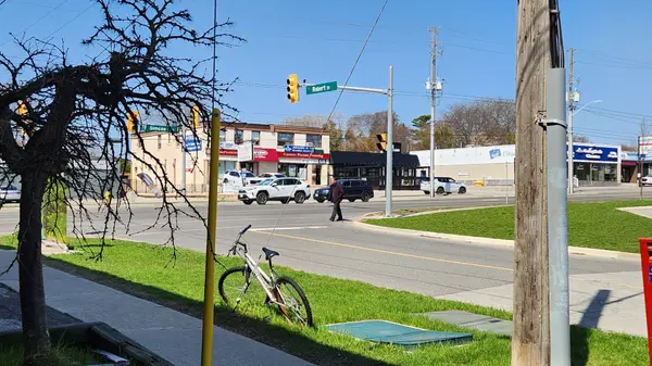 911 Simcoe ST N #B, Oshawa, ON L1G 4W1