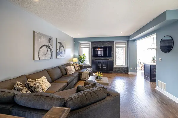 43 Elmer Adams DR, Clarington, ON L1E 0G5