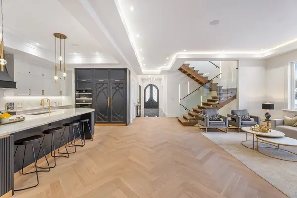 52 Child DR, Aurora, ON L4G 1Y5