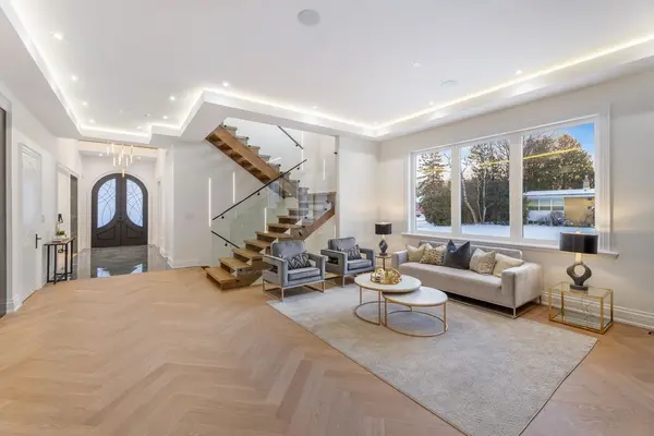 52 Child DR, Aurora, ON L4G 1Y5