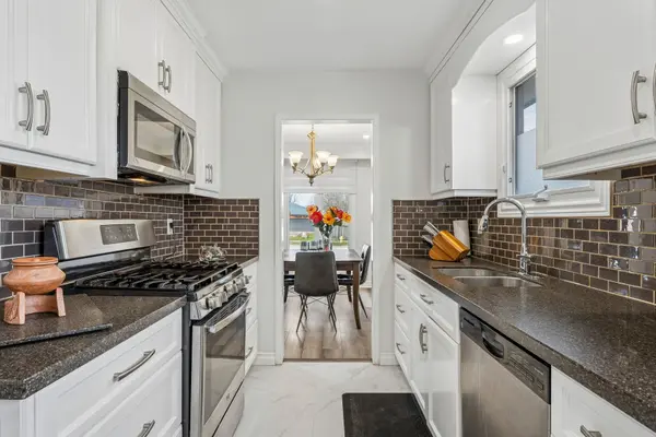 11 Charlotte CT, Barrie, ON L4N 6B2