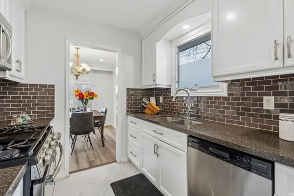 11 Charlotte CT, Barrie, ON L4N 6B2