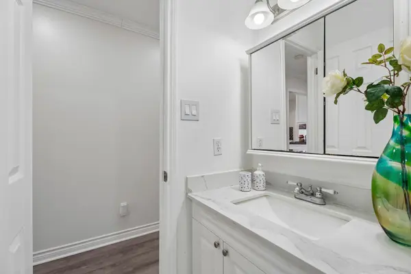 11 Charlotte CT, Barrie, ON L4N 6B2