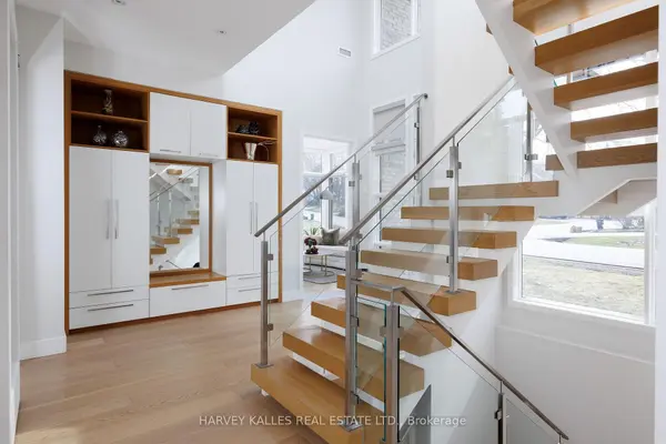 43 Ballacaine DR, Toronto W07, ON M8Y 4B1