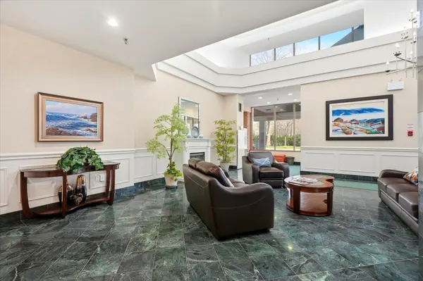 1271 Walden CIR #403, Mississauga, ON L5J 4R4