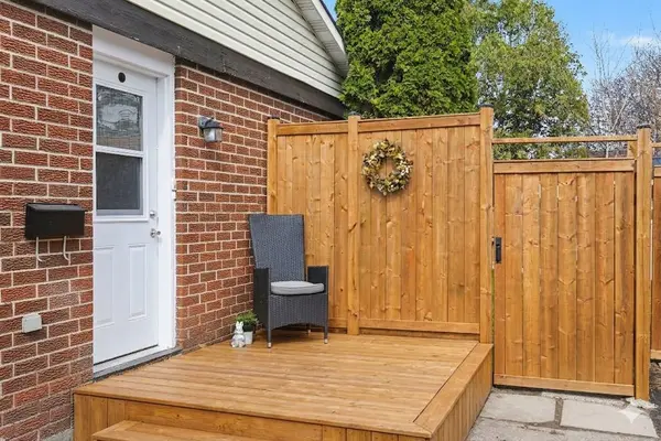 23 Spearman LN, Kanata, ON K2L 1Y6